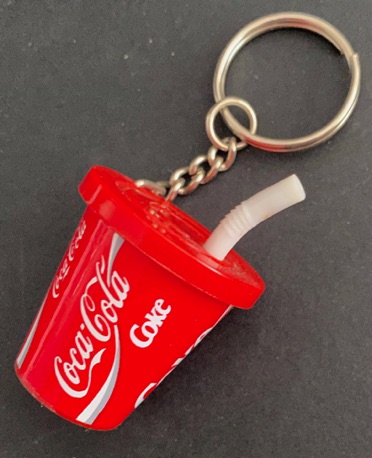 93258-1 € 1,50  coca cola sleutelhanger plastic drinkbeker klein rode deksel.jpeg